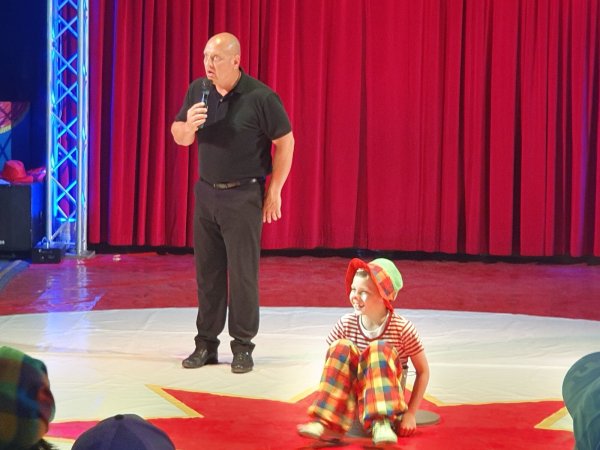 Der "Clown im Eimer" amüsierte das Publikum in seiner misslichen Lage. - © Grundschule In der Senne