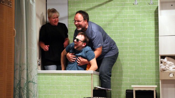 Der Hexenschuss schlägt in der Badewanne zu, wie dieses Bild von der Probe im Zimmertheater zeigt. - © Zimmertheater Detmold