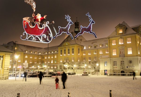 Der Schlitten des Weihnachtsmanns kommt aus Richtung Sparkasse über den Rathausplatz geflogen. - © Frank-Michael Kiel-Steinkamp (Montage