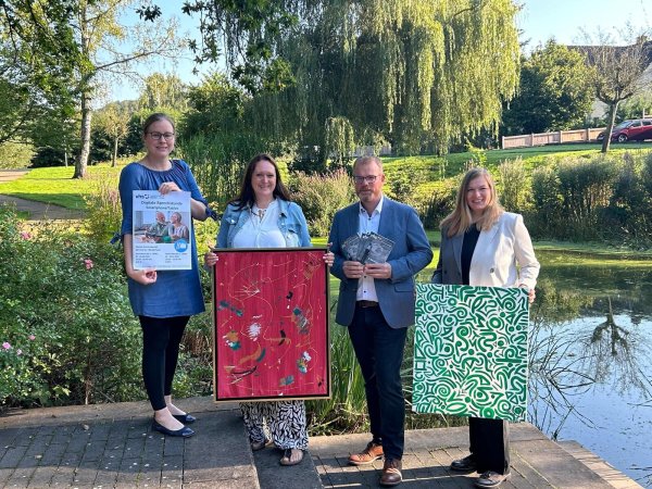 Dr. Sonja Girod (VHS, von links), Sandra Hüsemann (Gemeinde Dörentrup), Friso Veldink (Bürgermeister Dörentrup) und Katharina Wiesner (Kursleitung und Künstlerin) freuen sich auf den Start der neuen Kurse am 2. September. - © VHS