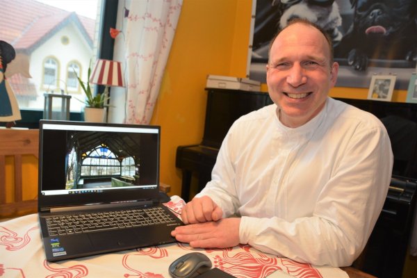 Der berufliche Mittelpunkt von Timm Miersch liegt 650 Kilometer entfernt. Dort leitet er zwei Freilichtmuseen. Auf dem Bildschirm ist ein Fenster von dort zu sehen. Der 49-Jährige ist aber regelmäßig bei seiner Familie in Oerlinghausen. - © Karin Prignitz