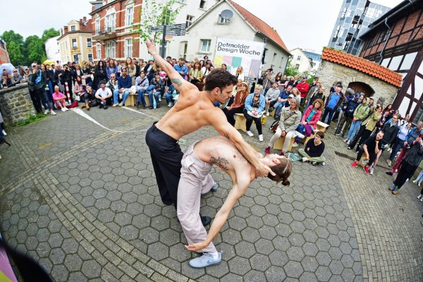 Die Tänzer Leony Rafael Boni und Levin Mischel vom Landestehater Detmold eröffnen die Design Woche in der Grabbestraße mit einem künstlerischen Tanz - © Nicole Ellerbrake