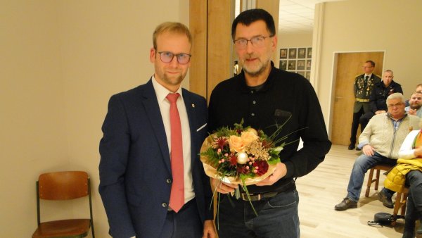 Bürgermeister Borris Ortmeier (links) verabschiedete Ratsmitglied Norbert Wrede mit einem Blumenstrauß aus der kommunalpolitischen Arbeit. - © Hajo Gärtner
