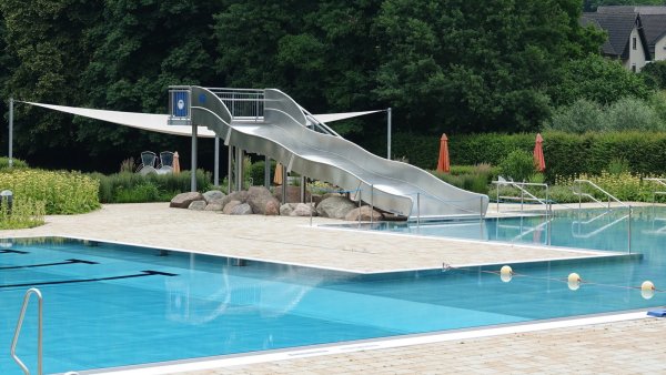 Die Rutsche im Dörentruper Freibad muss jährlich vom TÜV abgenommen werden. Um ein Freibad zu betreiben, gehört noch so viel mehr dazu. - © Axel Bürger