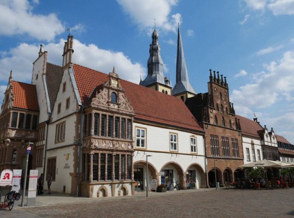 Im Lemgoer Rathaus lassen sich Urkunden unbürokratisch beantragen. Darauf weist die Stadtverwaltung hin. - © Stadt Lemgo