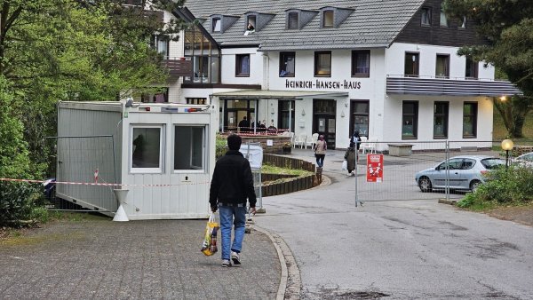 Das ehemalige Heinrich-Hansen-Haus gehört der Tönnies Unternehmensgruppe. Es ist vermietet und eine Notunterkunft. Jetzt will Tönnies die Immobilie verkaufen. - © Astrid Sewing