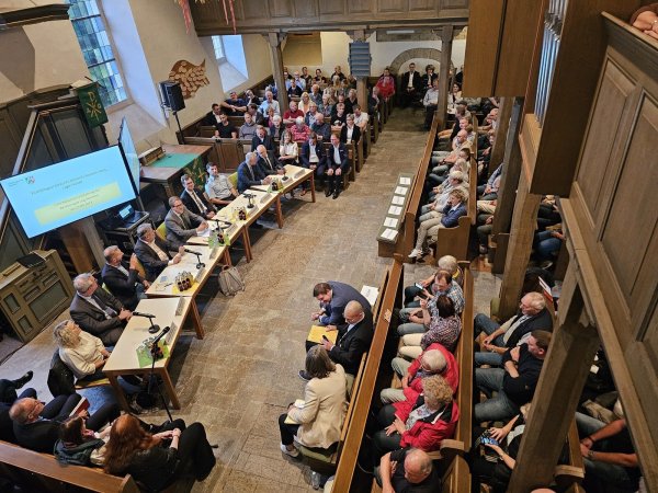 Voll besetzt - um die 350 Bürger waren in die Stapelager Kirche gekommen, sie hörten sich an, wie die Bezirksregierung sich den Betrieb der Notunterkunft für maximal 300 Flüchtlinge in Hörste vorstellt - und machten in emotionalen Stellungnahmen deutlich, was sie davon halten. - © Astrid Sewing