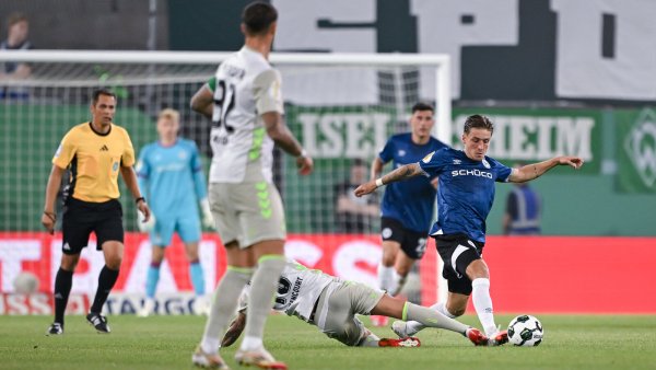 Der Bremer Leonardo Bittencourt holt Arminia-Profi Marvin Mehlem von den Beinen und sieht dafür Gelb-Rot. - © Teresa. Kroeger