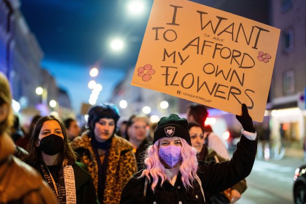 Frauen nehmen an einer Demonstration zum Weltfrauentag teil. - © Georg Hochmuth