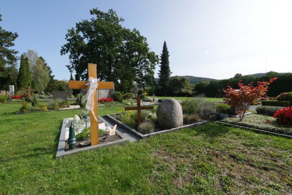 Mit Herrmann-Blick: Abteilung A des Friedhofs Hiddesen ist vom oberen Parkplatz barrierefrei zu erreichen. Deshalb sollen hier wieder Wahlgräber erworben werden können. Bisher war dort die Neuvergabe von Grabstellen ausgeschlossen gewesen. - © Jost Wolf