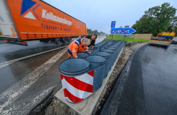 Die Ausfahrt Paderborn-Sennelager an der A33 wird bei rollendem Verkehr und strömendem Regen neu gestaltet. - © Andreas Zobe