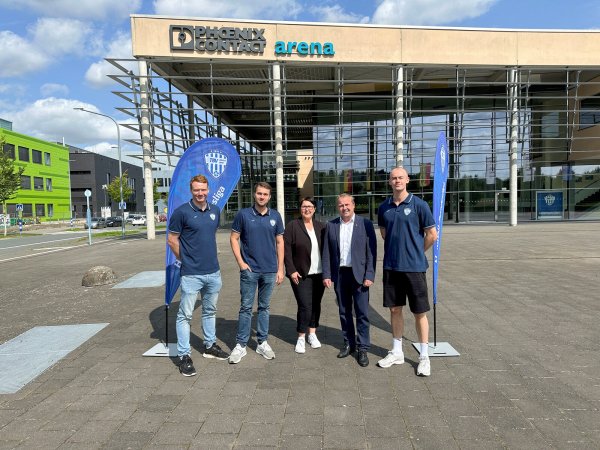 Sie wollen ein Zeichen der Wertschätzung für die in Kalletal lebenden Pflegekräfte in Krankenhäusern und Altenheimen setzen: Ramona Lampe und Bürgermeister Mario Hecker mit den TBV-Profis Nicolai Theilinger (links) und Leve Carstensen (rechts) sowie Jannis Becker (Zweiter von links), Manager Marketing und Sponsoring TBV Lemgo-Lippe. - © Gemeinde Kalletal