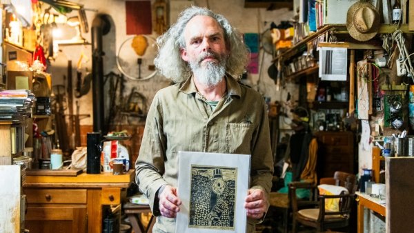 Der Bildhauer Nils Grube mit seinem Lieblingsbild im Atelier in Dörentrup. Bei dem Werk "Private Land" handelt es sich um eine Arbeit des indonesischen Künstlers Bayu Widodo. - © Raphael Bartling