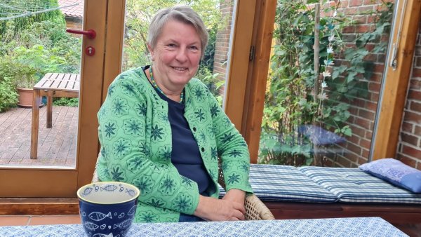 Endlich mehr Zeit für Muße, unter anderem im bezaubernden Wintergarten: Ursula Hahne-Eichhorn hat ihr Ratsmandat nach 20 Jahren abgegeben. - © Marianne Schwarzer