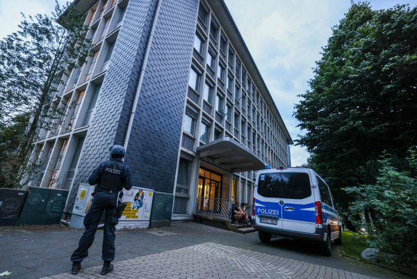 Polizisten im Einsatz in einer Flüchtlingsunterkunft in Solingen. Der mutmaßliche Attentäter lebte zeitweise in OWL und sollte eigentlich aus Paderborn abgeschoben werden. - © Christoph Reichwein/dpa
