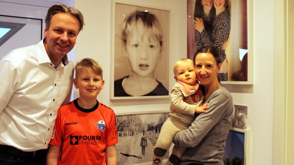 Dirk (von links), Jan, Jonah und Christina Langenströher sind umgeben von Fotos von Hannah. Der Raum ist entstanden, als der Familienvater nach ihrem Tod wieder in der Lage war, etwas zu tun. - © Chiara Wibbeke