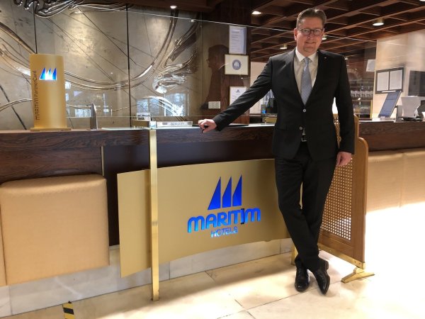 Burkhard Otto-Küstner steht am Empfang im Bad Salzufler Maritim-Hotel an der Parkstraße. Seit Anfang dieser Woche ist der 51-Jährige im Amt und will im Kurort viel bewirken. - © Thomas Reineke(LZ)