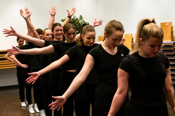 Die Tänzerinnen der Funkengarde des TSV Bentrup-Loßbruch bei den Proben für ihren Auftritt. Beim großen Karneval am Wochenende soll jeder Tanzschritt sitzen. - © Raphael Bartling