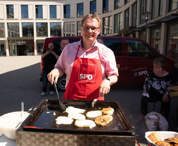 Dennis Maelzer beim Pickert-Backen in der Detmolder Innenstadt. - © Patrick Bockwinkel