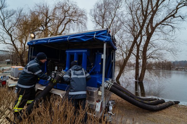 Die Feuerwehr Lemgo ist im Einsatz in Rinteln, um einen See auf dem dortigen Campingplatz abzupumpen. - © FreitagTV