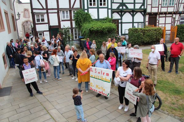 Ein Teil der Demonstranten vor dem Lemgoer Rathaus im Vorfeld der Sondersitzung. Fotos: Nadine Uphoff - © Nadine Uphoff