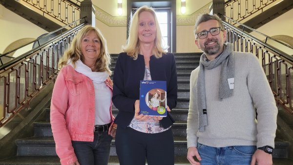 Claudia Tunsch (von links), Ute Reichert und Nikolay Dimitrov stellten das neue Programm der VHS vor. - © Vasco Stemmer