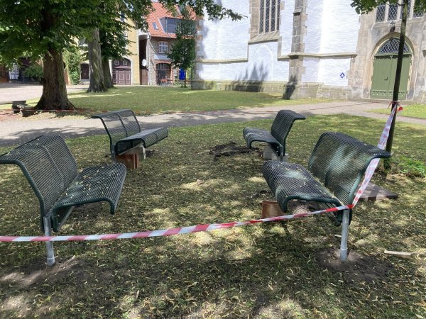Das Absperrband ist inzwischen entfernt, jetzt können die Bänke an der Stadtkirche genutzt werden. - © Cordula Gröne