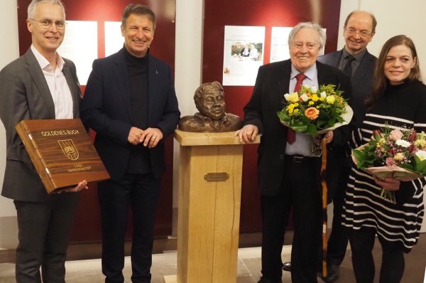 Es war ein „ehrenvoller“ Auftritt für den international wertgeschätzten Komponisten Walter Steffens. Zur Vorstellung seiner Büste gratulierten (von links) Bürgermeister Josef Suermann, Landrat Michael Stickeln, Marienmünsters Kulturschaffender Hans Hermann Jansen und die Künstlerin Rona Steffens. - © Josef Köhne