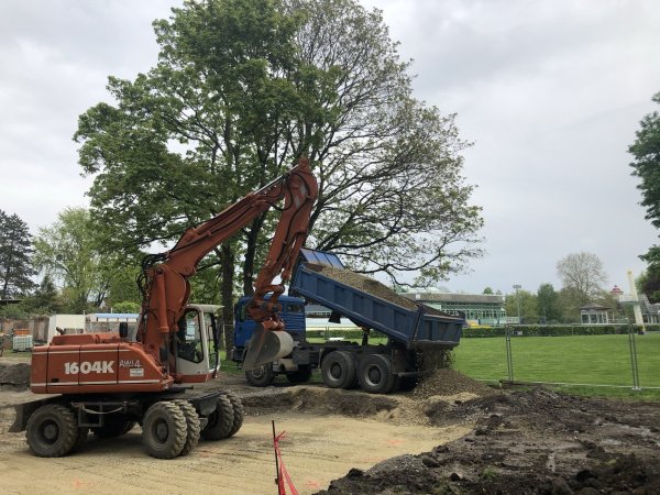 Die Bodenarbeiten zwischen Eau-Le (im Hintergrund) und der Regenstorstraße haben begonnen. Am Rande der Liegewiese soll künftig aus dem Wasser der Bega mit Hilfe von Temperaturunterschieden Energie gewonnen werden. - © Till Brand