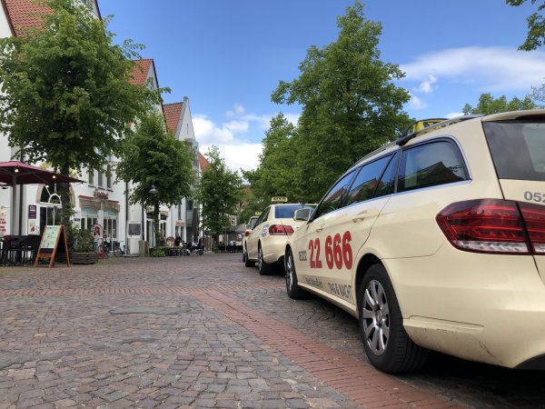 Auch Taxiunternehmen macht die Corona-Krise schwer zu schaffen. Das Nachtgeschäft ist futsch, tagsüber bleiben hauptsächlich Krankenfahrten. - © Sven Kienscherf