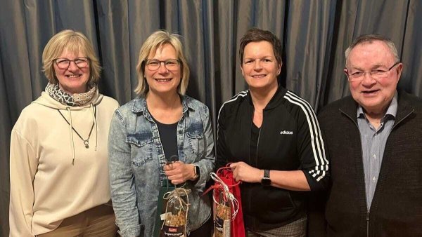 Vorsitzende Susanne Sundhoff (von links) mit den Jubilarinnen Ulrike Krösche und Regine Tarnow und dem musikalischen Leiter Lothar Tarnow. - © Orchester Vahlhausen Lippe-Detmold