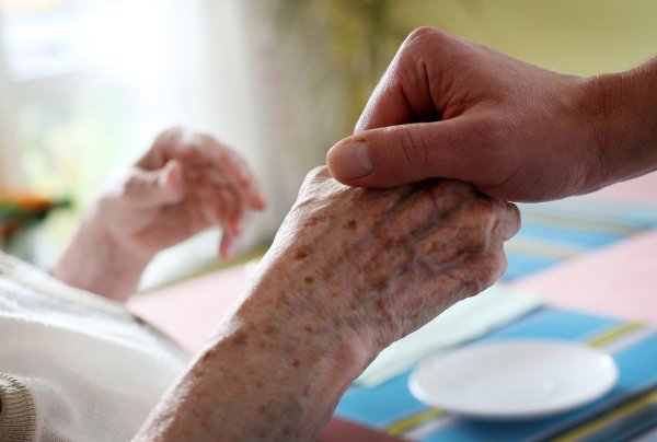 Eine Tochter klagt für ihren 93-jährigen Vater gegen das Klinikum Lippe auf Schmerzensgeld. Die unzureichende Pflege während eines zweiwöchigen Krankenhausaufenthaltes soll ursächlich dafür sein, dass der vorher mobile Senior nun im Altenheim lebt und auf den Rollstuhl angewiesen ist. - © dpa