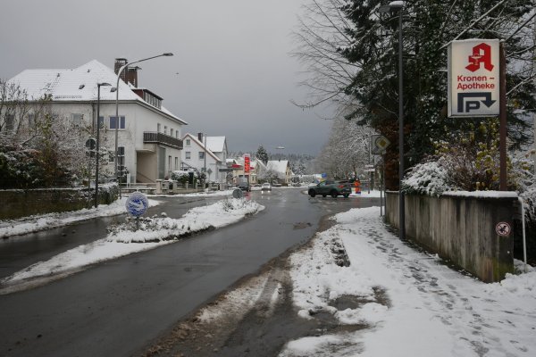 Besonders nach Schulschluss kann die Lage vor der Südholz-Apotheke sehr unübersichtlich werden, wenn die Schüler auf dem Nachhauseweg vom Südwall (links) kommend die Mittelstraße Richtung Potthof (rechts) überqueren möchten. Vor der Apotheke hätte die Lokalpolitik gerne einen Zebrastreifen. - © Jost Wolf