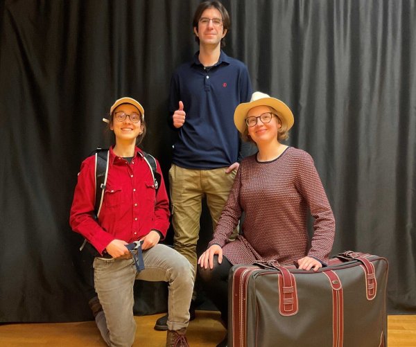Sophia (Cécile Kretz, links) und Emilia (Anna Teigelack, rechts) begeben sich im Concertino Piccolino auf eine gemeinsame Wanderung. Mit dabei vier Uraufführungen des Kompositionsstudenten Vicente Olave zum Thema Feuer, Wasser, Erde, Luft. - © Claudia Runde