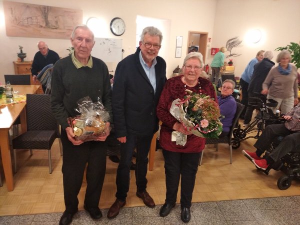 Der Leopoldshöher AWO-Vorsitzende Gerhard Schemmel (Mitte) bedankte sich bei Paul und Anni Weitenhofer für die jahrzehntelange Organisation des Klöntreffs. - © AWO