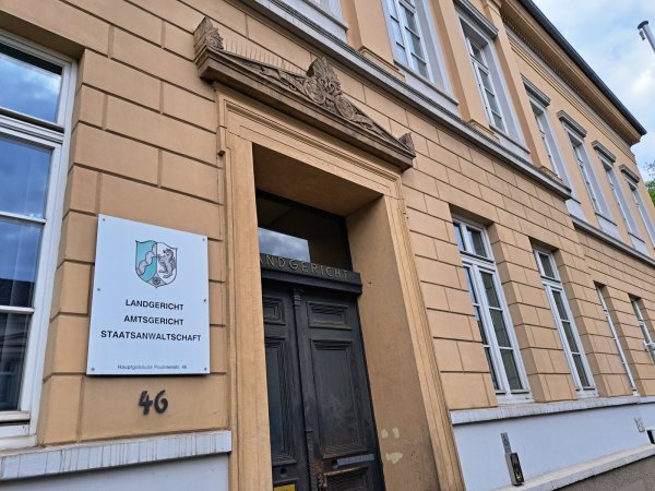 Ein 38-Jähriger soll den Sohn seiner Ex-Freundin sexuell missbraucht haben. Er musste sich nun vor dem Landgericht Detmold verantworten. - © Carolin Brokmann-Förster