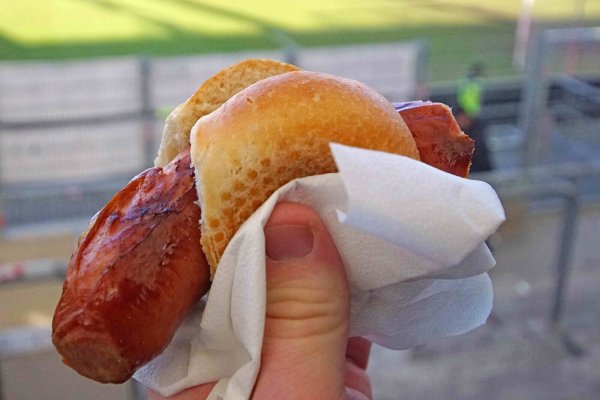 Die Preiserhöhungen für Wurst und Getränke in der Schüco-Arena sorgen weiter für Gesprächsstoff bei Fans von Arminia Bielefeld. - © IMAGO/Fotostand