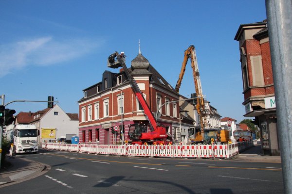 An der Kreuzung Bundesstraße 66/Pottenhauser Straße wird in den kommenden Tagen das frühere Bordell abgerissen. Dazu muss die Pottenhauser Straße vermutlich bis 9. Oktober gesperrt werden.  - © Cordula Gröne(LZ)