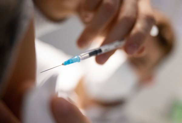 Mit einer Spritze fing alles an: Die Impfung gegen das Coronavirus war für Martin T. eine Selbstverständlichkeit - aber auch der Beginn einer langen Tortur und eines Kampfes gegen die Deutsche Rentenversicherung. - © dpa