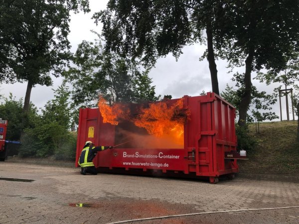 Beim Tag der Feuerwehr können Besucher Einblick in die Arbeit der Einsatzkräfte bekommen. Da geht es auch schon mal heiß her. - © Feuerwehr Lemgo
