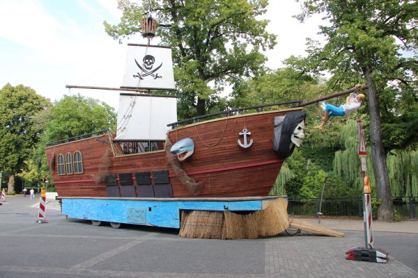 Das Piratenschiff stand im Sommer 2019 am Schlossgraben und flankierte die Strandbar vor dem Eingang des Landesmuseums. Dieses Mal soll es nicht dabei sein. - © Jana Beckmann(LZ)