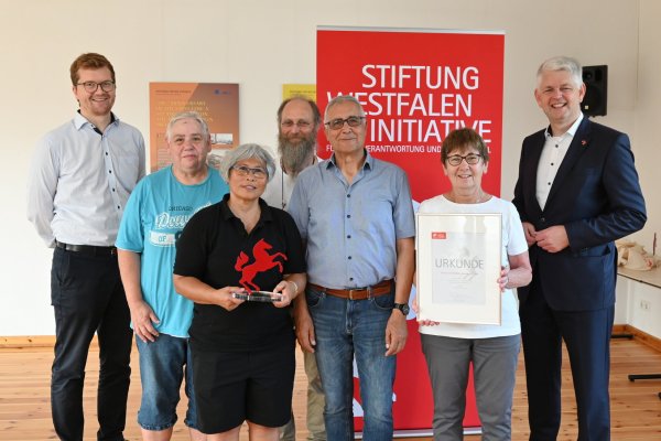 Bewegen Westfalen: Harm Esser (LWL), Rita Beckmeier, Anna Bella Berns, Michael Bohler, Mohammad Gul und Karola Durgeloh (alle von der Aktion miteinander) sowie Christoph Dammermann (LWL, von links). - © Joachim Busch