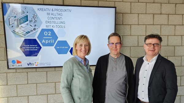 "Die Fortschritte sind enorm": Ines Kortemeier (links, VHS Detmold-Lemgo), Referent Stefan Rottwinkel (Mitte) und Thorsten Brinkmann (Gilde). Die erfolgreiche Info-Reihe soll fortgesetzt werden. - © VHS Detmold-Lemgo