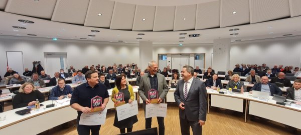 Stellvertretend für die drei Vereine nahmen Dennis Thon, Tina Rychlik und Paul-Hermann Linnemüller (von links) ihre Trophäen von Landrat Dr. Axel Lehmann entgegen. - © MSchwarzer