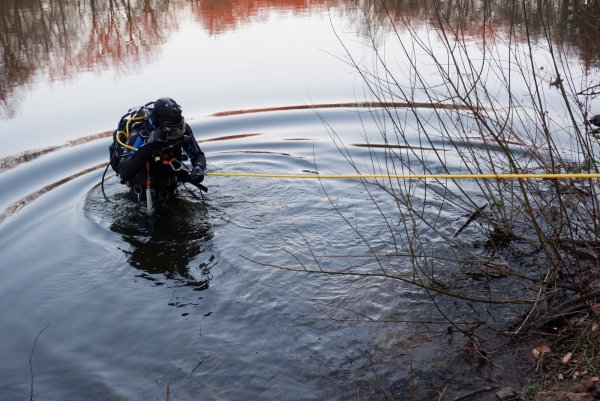 Taucher Christopher Gröne macht sich auf die Suche nach dem im Wasser "versteckten" Übungstisch. - © Lorraine Brinkmann