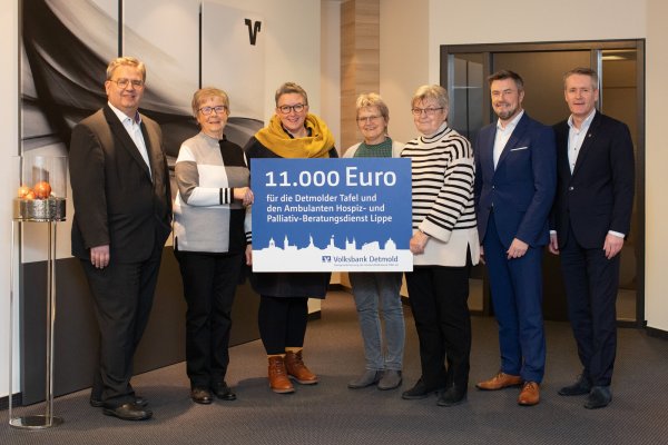 Zur Spendenübergabe trafen sich: Heinrich Hansmeier (Volksbank Detmold), Elisabeth Stückemann (Detmolder Tafel), Manuela Sieker und Doris Eversmeier (beide Ambulanter Hospiz- und Palliativ-Beratungsdienst Lippe), Elfriede Paelke (Detmolder Tafel), Björn Körtner (Volksbank Detmold) und Frank Sievert (Verbundvolksbank OWL). - © ALEX WALTKE FOTOGRAFIE