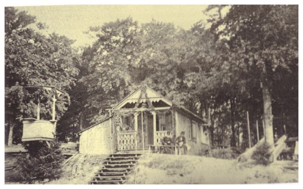 Foto aus der Sammlung Mellies, links Ernst von Bandel vor seiner Hütte. - © Mellies