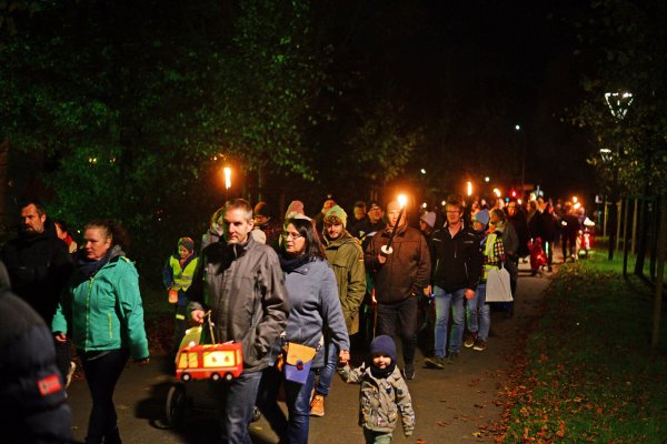 Große und kleine Teilnehmer beim Laternenfest der Feuerwehr Lemgo. - © Nicole Ellerbrake