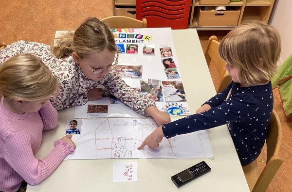 Das Kinderparlament bespricht die Beschwerde in ihrer Sitzung. Greta (rechts) telefoniert anschließend mit der Firma und teilt die Beschwerde mit. - © St. Peter und Paul