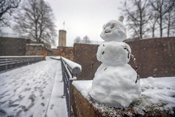 Idyllisch liegt die Sparrenburg im Schnee. - © Sarah Jonek Fotografie